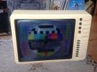 Vintage TV mit beleuchtetem LED Testbild und gutem Sound.